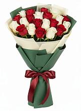 Букет Микс из красных и белых роз в Арзамасе