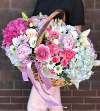 Композиция солнечный день в Арзамасе Цветочная композиция из Розы, Хризантемы, Пионы и Лизиантусы в корзине в Арзамасе