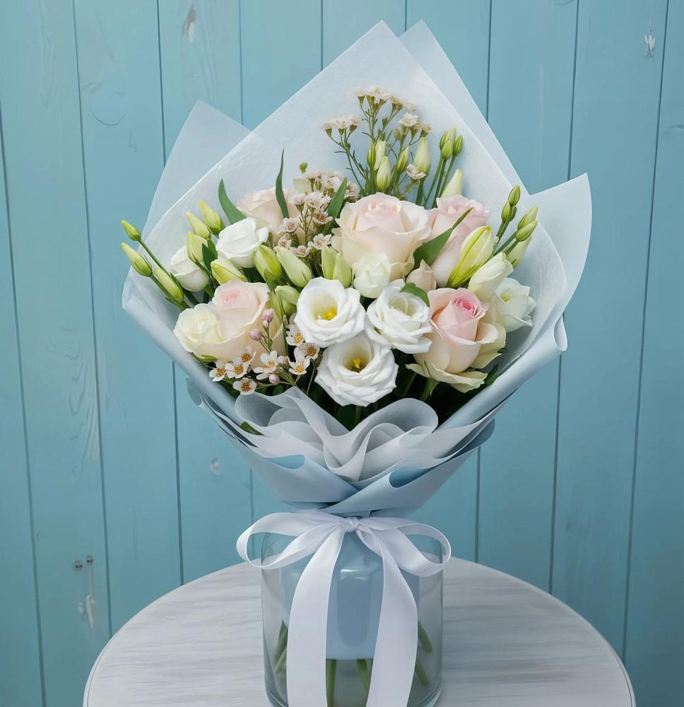 Букет цветов из: Розы и Лизиантусы в Арзамасе