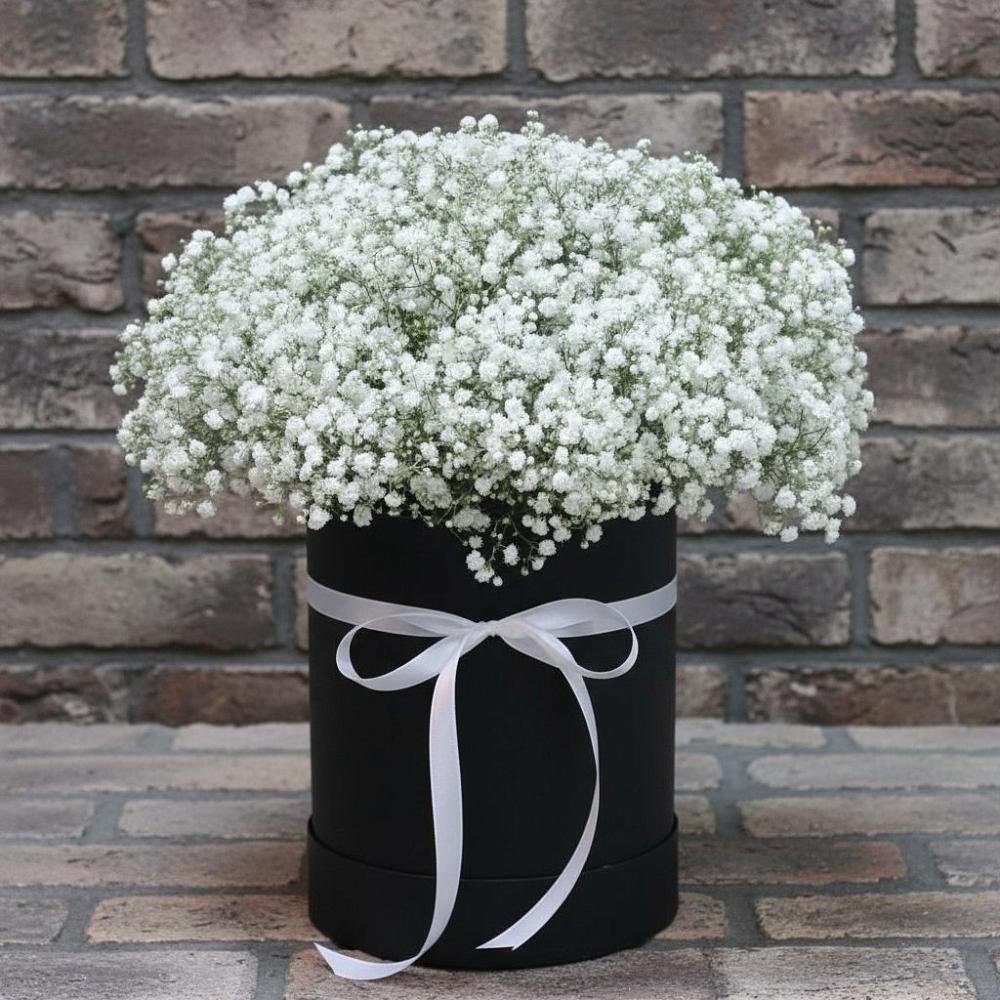 Цветочная композиция из Гипсофила в шляпной коробке в Арзамасе