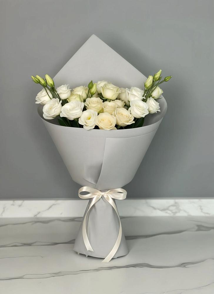 Букет цветов из: Розы и Лизиантусы в Арзамасе