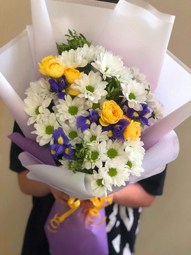 Букет цветов из: Ирисы, Хризантемы и Розы в Арзамасе