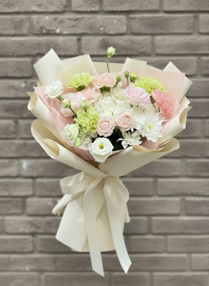 Букет цветов из: Гвоздики, Розы, Лизиантусы и Хризантемы в Арзамасе