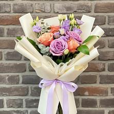 Букет цветов из:  Лизиантусы и Розы в Арзамасе