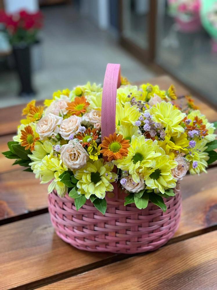 Цветочная композиция из Хризантемы и Розы в корзине в Арзамасе