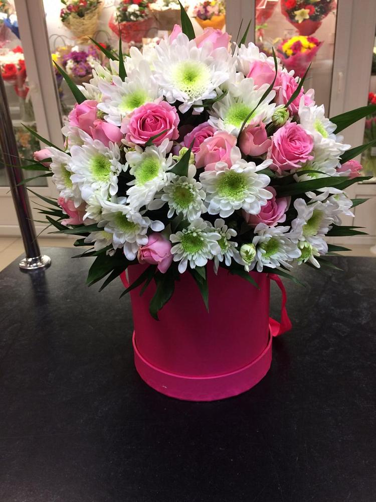 Цветочная композиция из Розы и Хризантемы в шляпной коробке в Арзамасе