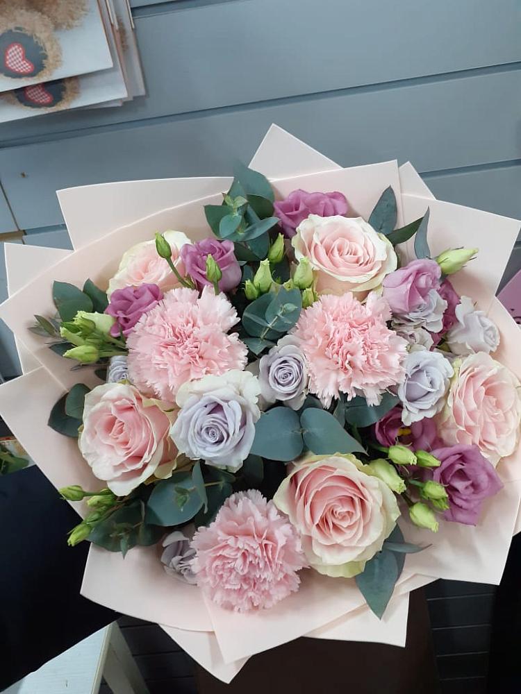 Букет цветов из: Розы, Гвоздики и Лизиантусы в Арзамасе