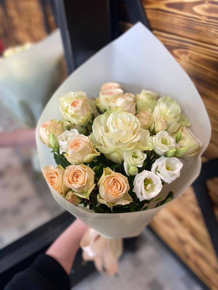 Букет цветов из: Розы и Лизиантусы в Арзамасе